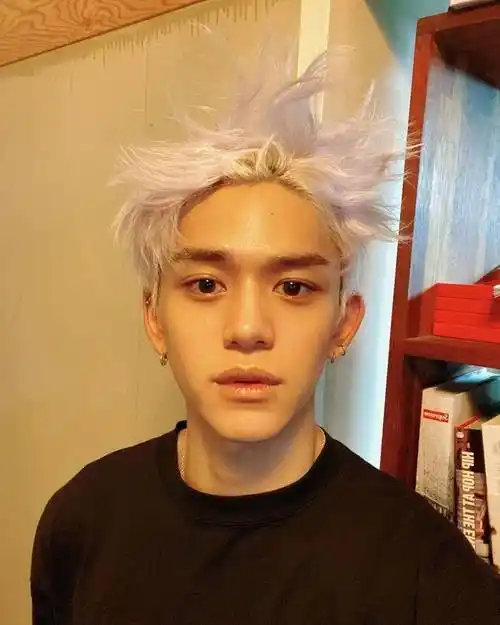 黄旭熙晒女装照颜值超高 卷发红唇眼神魅惑