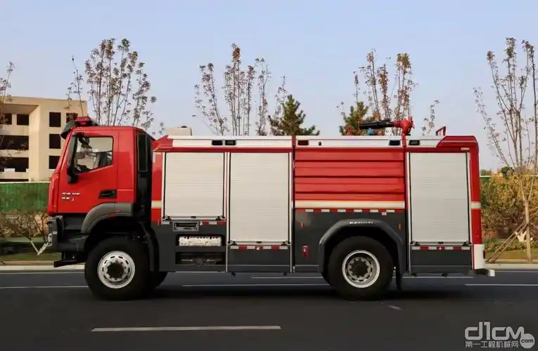 新战友上岗这批红岩杰虎水罐消防车入伍山东消防