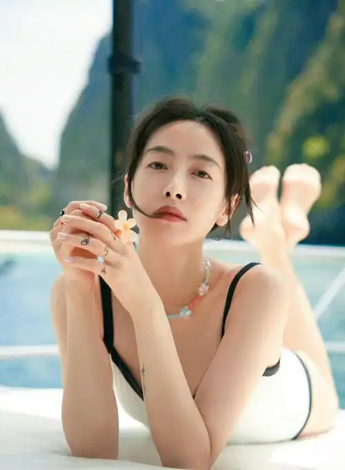 宋茜最新泳装随拍!展现完美身材,度过美好的假期__财经头条