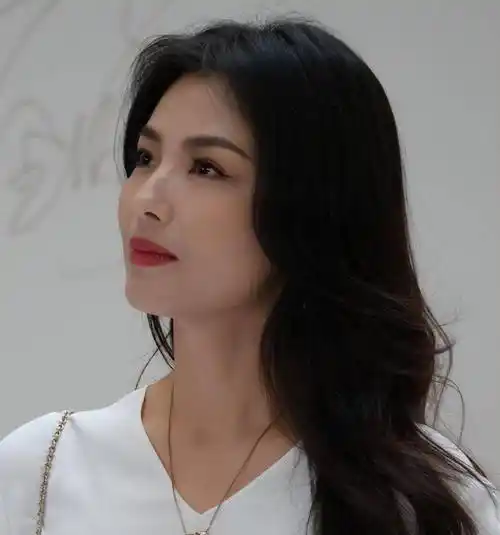 刘涛近照状态拉满,颜值回春穿衣风格提升,漂亮有成效了?